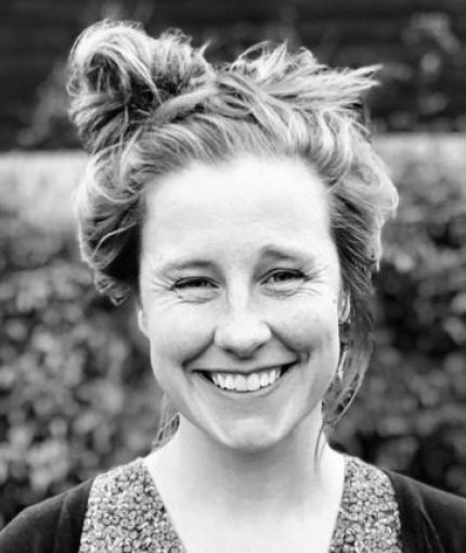 Image of Laurie Denyer Willis smiling/black and white 